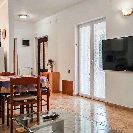 Stunning In Ferienhaus Pavicini